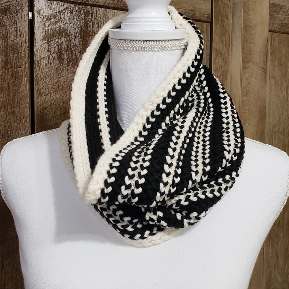 Ann Taylor Factory Accessories - Ann Taylor Crochet Knit Infinity Scarf Black White Ann Taylor Factory Accessories - Ann Taylor Crochet Knit Infinity Scarf Black White